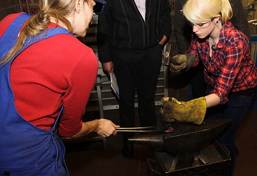 Metall feilen.